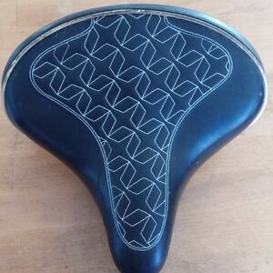 Classic Black Men's Bicycle Saddle with Contrasting Stitching